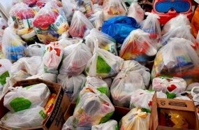 Dindos do Bem distribui 111 cestas básicas para famílias carentes