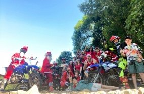 Papai Noel motoqueiro entrega cestas de natal no interior de Joaçaba