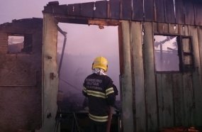 Casa é destruída por incêndio em Campos Novos