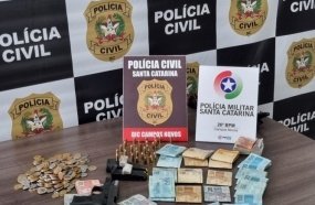 Suspeitos de assassinato são presos com drogas, arma e dinheiro