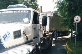 Caminhão é guinchado após ficar preso em rua de Joaçaba