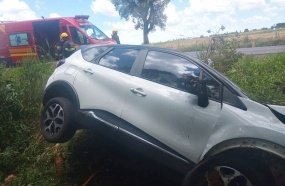 Veículo com quatro pessoas é jogado para fora da pista após colisão 