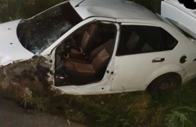 Condutora fica presa às ferragens após colidir contra rodado de carreta