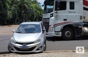 Carreta atinge carro durante manobra na rotatória de Joaçaba 