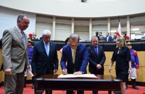 Jorginho Mello toma posse como governador de Santa Catarina