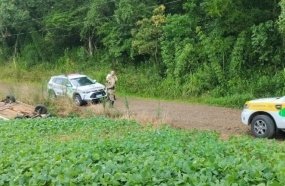 Dupla capota veículo de Herval d´Oeste durante perseguição policial 