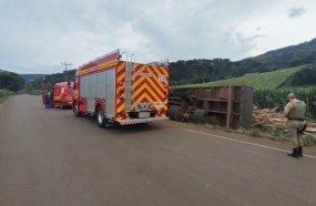 Motorista fica ferido após tombar caminhão no interior de Videira