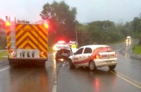Motorista fica preso às ferragens após colisão frontal na SC-453 