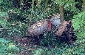 Homem fica ferido após despencar com trator em ribanceira 