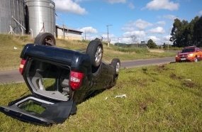 Veículo com família capota após saída de pista na BR-470 