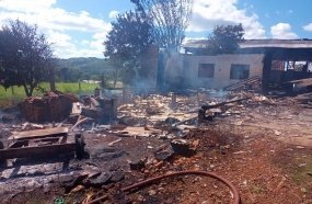 Casa pega fogo após morador aplicar diesel para eliminar abelhas 