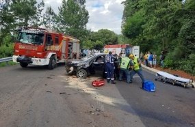 Condutor fica preso às ferragens após capotamento na SC-135 