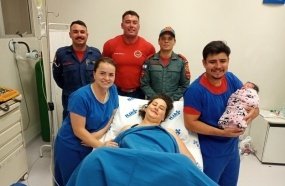 Enfermeira e Bombeiros auxiliam mulher em parto natural em casa