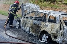 Veículo é consumido por incêndio na BR-282