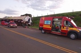 Motorista fica ferido após tombar carreta na SC-135