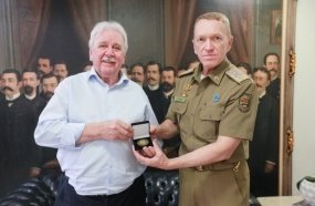 Presidente da Alesc é agraciado com a moeda da Polícia Militar