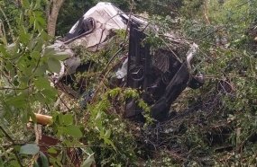 Caminhão fica destruído após capotar em ribanceira na SC-150