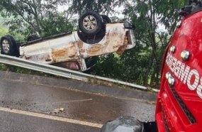 Capotamento deixa três jovens feridos na SC-453