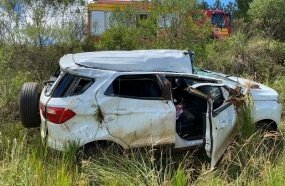 Motorista fica ferido após veículo capotar na BR-470 