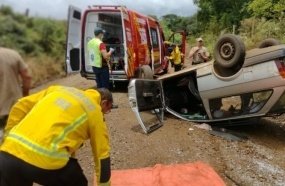 Mulher fica presa às ferragens após carro de Capinzal capotar