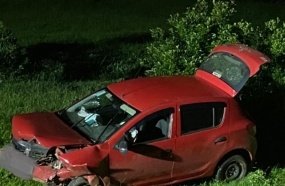 Veículo é arremessado para fora da pista após colisão na BR-282