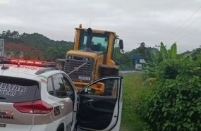 Homem foge com o trator da empresa após ser demitido 
