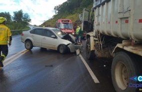 Colisão frontal entre carro e caminhão deixa jovem ferido 