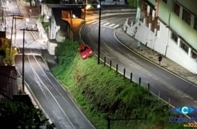 Motorista é preso por embriaguez após carro ficar pendurado em barranco