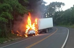 Casal morre carbonizado após colisão entre carro e caminhão 