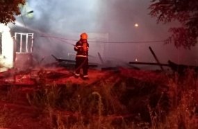Casa de dois pavimentos é destruída por incêndio em Erval Velho 