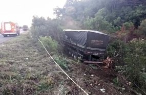 Quatro pessoas morrem após carro ser esmagado por carreta na BR-470