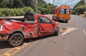 Motorista abandona picape após colidir contra ônibus em Videira