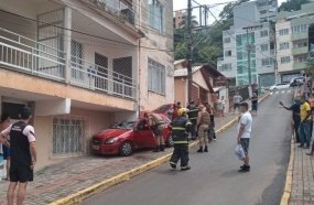 Homem morre após carro atingir marquise de edifício 