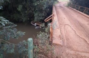 Motorista é resgatado de rio após carro cair da ponte 