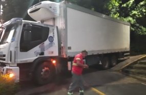 Mais um caminhão fica preso em rua estreita de Joaçaba 
