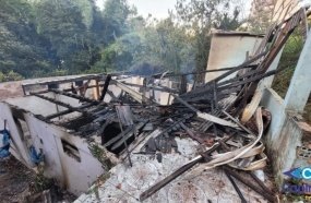 Casa de dois pavimentos é destruída por incêndio em Capinzal  