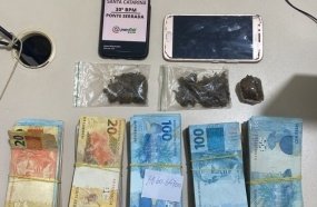 Criminosos abandonam carro com mais de R$ 60 mil após troca de tiros com a PM