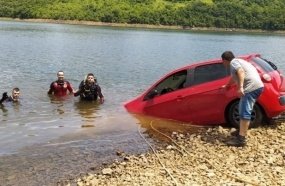 Bombeiros recuperam carro que caiu no lago de Machadinho 