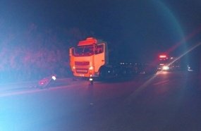 Motociclista fica gravemente ferido após colisão contra caminhão na BR-282