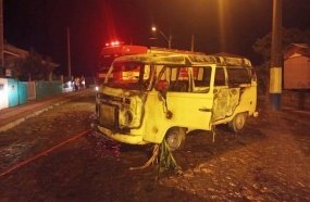 Kombi é destruída por incêndio durante a madrugada 