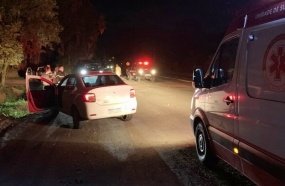 Jovem fica ferida após carro atingir traseira de moto na SC-464 