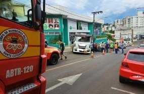 Caminhão com produtos perigosos atinge três carros após ficar desgovernado