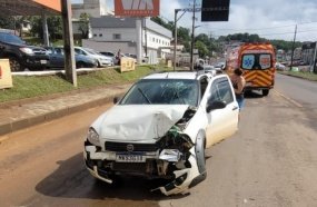 Idoso fica ferido após colidir picape na traseira de caminhão  