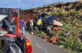 Motorista de picape morre após colisão contra caminhão na BR-470