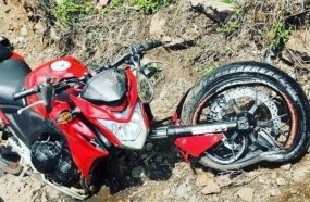 Motociclista fica ferido após colidir contra paredão de rochas na BR-153