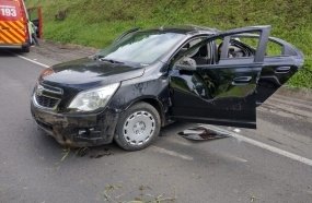 Veículo ocupado por cinco pessoas capota em Curitibanos 
