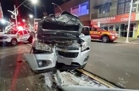 Motorista colide carro contra poste de energia elétrica 