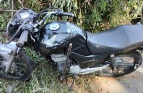Jovem fica ferido após colidir moto na viatura da Polícia Militar 