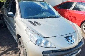 Mulher é presa após ser flagrada conduzindo veículo furtado 