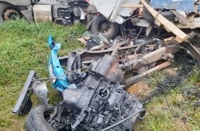 Colisão entre caminhão e carreta mata duas pessoas na BR-116